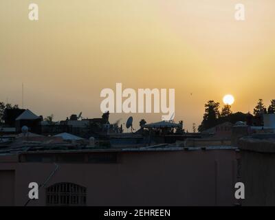 tetto nell'antica città di marrakech al tramonto Foto Stock