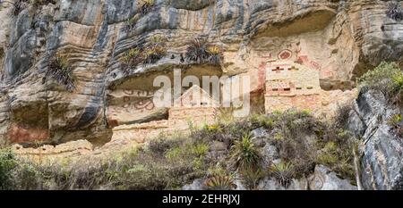 Tombe Revash, vicino a Yerbabuena, scolpito dalla roccia, Perù Foto Stock