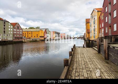 Edifici colorati lungo il fiume nidelva, a Trondheim, Norvegia. Foto Stock