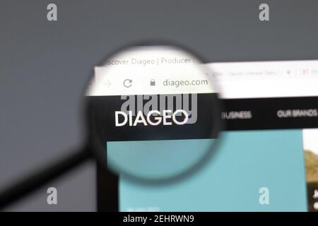 New York, USA - 15 Febbraio 2021: Sito Diageo in browser con logo aziendale, Editoriale illustrativo Foto Stock