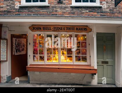 YORK, YORKSHIRE, Regno Unito - 13 MARZO 2010: John Bull Fudge e Toffee Makers fanno acquisti negli Shambles Foto Stock