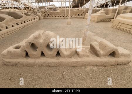 Area amministrativa, bassorilievi, Palazzo del XIV secolo, Chan Chan, la più grande città di adobe del mondo e la più grande città pre-colombiana del Sud America, Moche Valley, T. Foto Stock