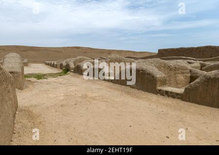 Mura interne dritte, Palazzo del XIV secolo, Chan Chan, la più grande città di adobe del mondo e la più grande città pre-colombiana dell'America del Sud, Moche Valley, Trujillo, Foto Stock