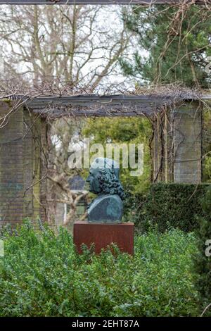 Wageningen, Paesi Bassi - 21 gennaio 2021: Scultura in rame di Carl Linnaeus nell'arboreto pubblico De Dreijen a Wageningen, Paesi Bassi Foto Stock