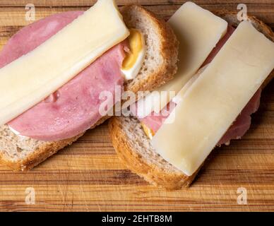 Una banana seduta su un tagliere di legno Foto Stock