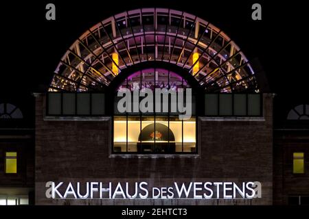 Facciata di KaDeWe Kaufhaus des Westens con cartello al Ingresso al superstore di lusso di Tauentzienstraße a Berlino Foto Stock