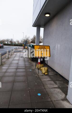 Stockton on Tees, Regno Unito. 20 febbraio 2021.il Consiglio ha aperto 19 stazioni di test Covid al Billingham Forum. I luoghi approvvigionano per la gente con o senza i sintomi. David Dixon/Alamy Foto Stock