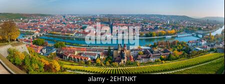 Panoramica medievale città vecchia Wurzburg in Germania Foto Stock