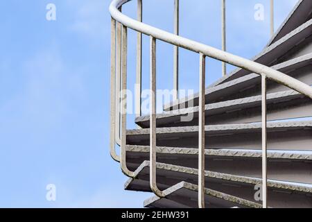 Scala a chiocciola con ringhiera in metallo all'esterno di un edificio Foto Stock