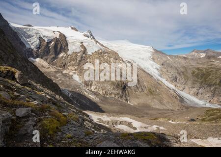 Vista dal passo Lobben Tortel sul gruppo montuoso del Venediger. Ghiacciaio di Schlatenkees. Osttirol. Alpi austriache. Europa Foto Stock