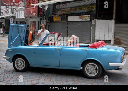 Toyota Corona convertibile. Rara versione convertibile di un'auto d'epoca degli anni '1960 a 4 porte con testa a goccia in blu cielo e interni rossi. vista laterale su tutta la lunghezza Foto Stock