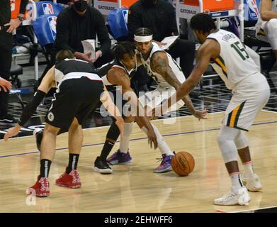 La guardia dello Utah Jazz si allontana dalla guardia dei Los Angeles Clippers Terance Mann durante la prima metà allo Staples Center di Los Angeles venerdì 19 febbraio 2021. The Clippers sconfisse il Jazz 116-112. Foto di Jim Ruymen/UPI Foto Stock