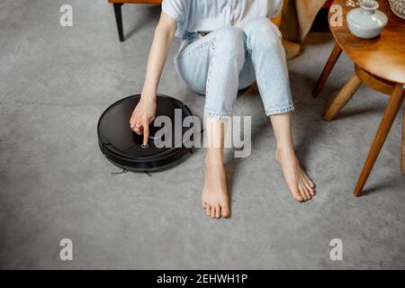 Aspirapolvere robot che pulisce la stanza a casa Foto Stock