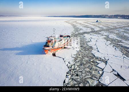 Rompighiaccio sul fiume Vistola ghiaccio schiacciante vicino P³ock, 2020-02-18, vista aerea Foto Stock