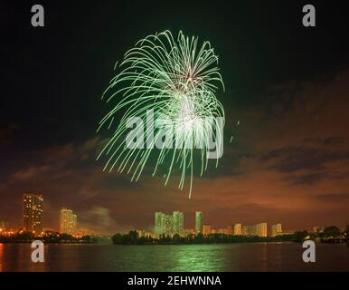 Fuochi d'artificio in Yuzhnoye Butovo District (Butovo meridionale). Mosca. La Russia. Foto Stock