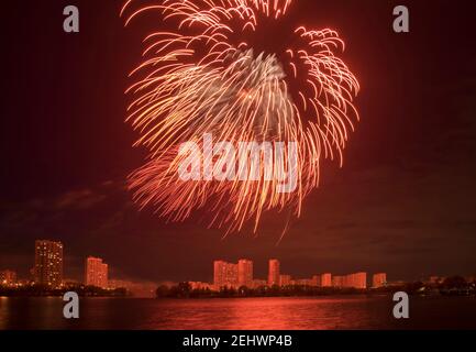 Fuochi d'artificio in Yuzhnoye Butovo District (Butovo meridionale). Mosca. La Russia. Foto Stock