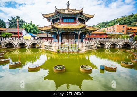 Kunming Cina , 11 ottobre 2020 : Tempio buddista di Yuantong Vista ad ampio angolo del padiglione ottagonale con riflesso d'acqua a Kunming Yunnan Cina Foto Stock