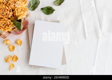 Romantico biglietto d'auguri vuoto su sfondo bianco per Complimenti. Invito femminile al matrimonio. Foto Stock