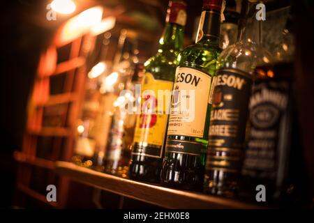 Bucarest, Romania - 2 dicembre 2020: Immagine editoriale illustrativa di varie bottiglie di whisky esposte in un pub di Bucarest, Romania. Foto Stock