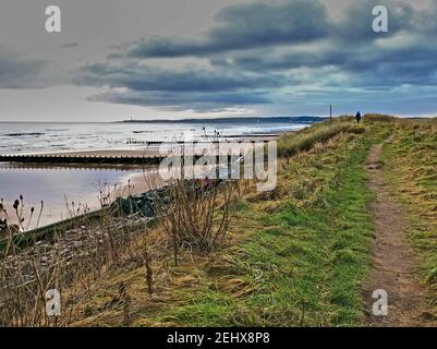 Percorso sopra la spiaggia di Aberdeen in una mattina d'inverno Foto Stock