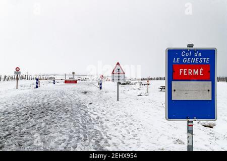 Super Besse, Francia. 8 Feb 2021. Il passo di montagna di le Geneste, si trova vicino alla stazione sciistica di Super Besse, nel massiccio del Sancy è chiuso. Foto Stock