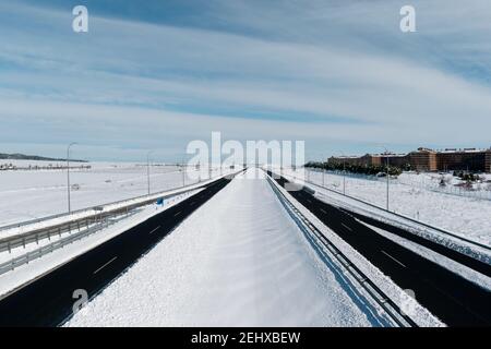 l'autostrada nevosa è stata recentemente liberata dagli spazzaneve in una giornata limpida Foto Stock