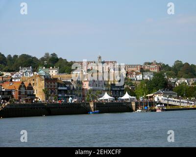 Il lungomare di Dartmouth, Devon, con il Britannia Royal Naval College sullo sfondo. Foto Stock