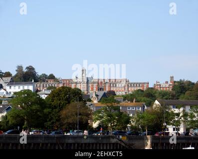 Il lungomare di Dartmouth, Devon, con il Britannia Royal Naval College sullo sfondo. Foto Stock