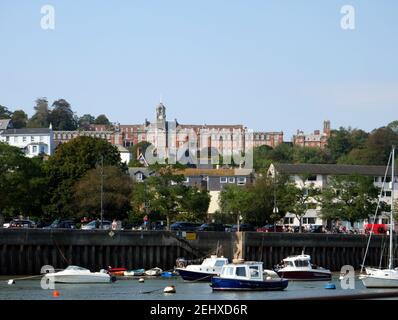 Il lungomare di Dartmouth, Devon, con il Britannia Royal Naval College sullo sfondo. Foto Stock