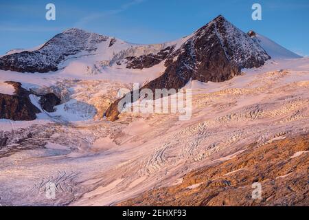 Alpenglow all'alba. Luce del sole sul gruppo di montagna Venediger. Osttirol. Alpi austriache. Europa Foto Stock