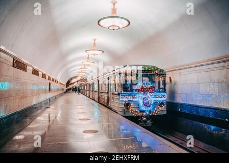 Treno di Natale alla stazione della metropolitana di Mosca, Russia. Metropolitana alla stazione della metropolitana Foto Stock