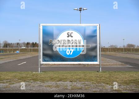 Paderborn, Germania. 20 Feb 2021. Calcio: 2. Bundesliga, SC Paderborn 07 - SV Sandhausen, Matchday 22 a Benteler-Arena. 'SC Paderborn' è scritto su un cartello di fronte allo stadio. Credit: Frito Gentsch/dpa - NOTA IMPORTANTE: In conformità con le norme del DFL Deutsche Fußball Liga e/o del DFB Deutscher Fußball-Bund, è vietato utilizzare o utilizzare fotografie scattate nello stadio e/o della partita sotto forma di sequenze fotografiche e/o serie fotografiche di tipo video./dpa/Alamy Live News Foto Stock