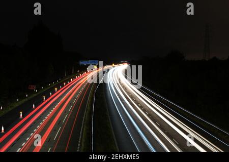 Sentieri di luce sulla M53, Wirral, Inghilterra Foto Stock