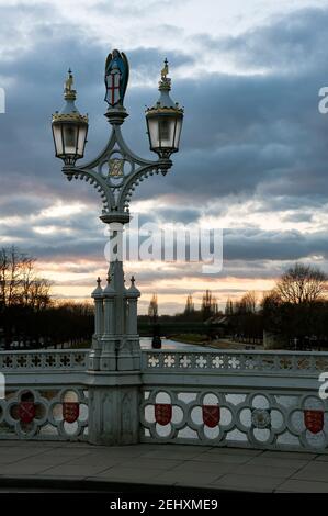 YORK, NORTH YORKSHIRE, Regno Unito - MARZO 2010: Lampade in ghisa vittoriana ornate su Lendal Bridge Foto Stock