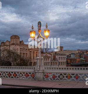 YORK, NORTH YORKSHIRE, Regno Unito - MARZO 2010: Lampade in ghisa vittoriana ornate sul Lendal Bridge con York Guildhall di notte Foto Stock