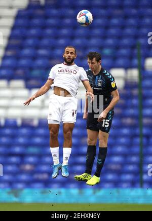 Dominic Hyam di Coventry City (a destra) e Bryan Mbeumo di Brentford si battono per la palla durante la partita del campionato Sky Bet al St. Andrew's Trillion Trophy Stadium di Birmingham. Data immagine: Sabato 20 febbraio 2021. Foto Stock