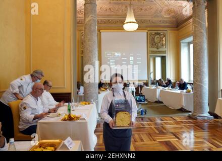 Milano, Italia. 19 Feb 2021. Milano, Campionato del mondo Panettone a Milano a Palazzo Bovara Editorial Usage Only Credit: Independent Photo Agency/Alamy Live News Foto Stock