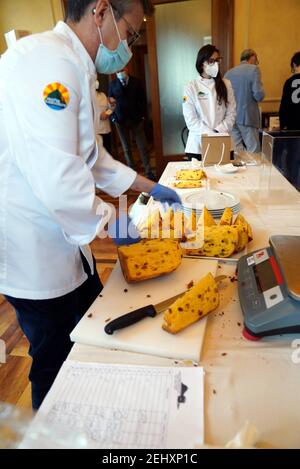 Milano, Italia. 19 Feb 2021. Milano, Campionato del mondo Panettone a Milano a Palazzo Bovara Editorial Usage Only Credit: Independent Photo Agency/Alamy Live News Foto Stock