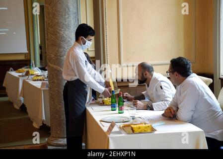 Milano, Italia. 19 Feb 2021. Milano, Campionato del mondo Panettone a Milano a Palazzo Bovara Editorial Usage Only Credit: Independent Photo Agency/Alamy Live News Foto Stock