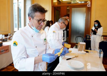 Milano, Italia. 19 Feb 2021. 2/19/2021 - Milano, Campionato del mondo Panettone a Milano a Palazzo Bovara solo per uso editoriale (Foto di IPA/Sipa USA) Credit: Sipa USA/Alamy Live News Foto Stock