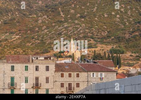 Chiesa di San Nicola sulla collina di Komiza al tramonto sull'isola di Vis in Croazia estate Foto Stock