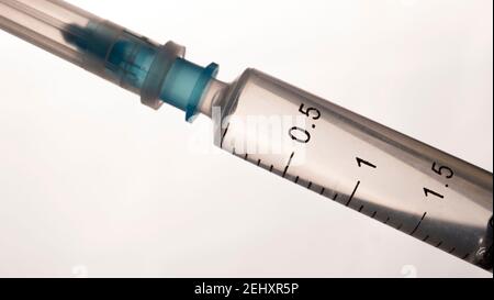Vaccino flaconcino dose vaccino siringa ago farmaco antinfluenzale Foto Stock