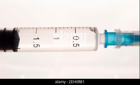 Vaccino flaconcino dose vaccino siringa ago farmaco antinfluenzale Foto Stock