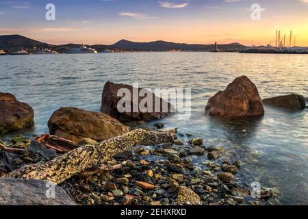 Le onde del mare linea gioco rock di impatto sulla spiaggia Foto Stock