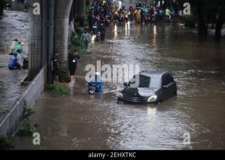 Giacarta, Indonesia. 20 Feb 2021. Un'automobile è sommersa nell'alluvione a Jakarta, Indonesia, 20 febbraio 2021. Le inondazioni hanno inondato diverse aree di Giacarta sabato, costringendo migliaia di persone a lasciare le proprie case a seguito di forti piogge nella capitale negli ultimi giorni. Credit: Arya Manggala/Xinhua/Alamy Live News Foto Stock