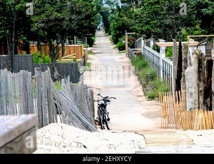 Rivolto a nord e provenendo dalla spiaggia che si affaccia su una strada residenziale in Ocean Beach Fire Island New York. Foto Stock