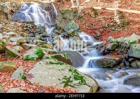 Le cascate del Lago Santo Modenese in una giornata di sole, Emilia Romagna, Italia Foto Stock