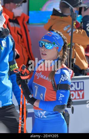 Pokljuka, Slovenia. 21 Feb 2021. Pokljuka, Slovenia, circuito di Biathlon, 21 febbraio 2021, Dorothea Wierer durante i Campionati del mondo IBU Biathlon - Men 15km Mass Start - Biathlon Credit: Marco Todaro/LPS/ZUMA Wire/Alamy Live News Foto Stock