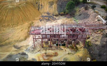 Residui di scarto provenienti da macchine minerarie e vecchie macchine arrugginite, vista aerea Foto Stock