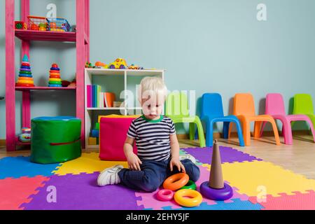 al ragazzo piace giocare e imparare Foto Stock